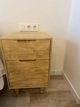 Mesita de noche moderna de madera