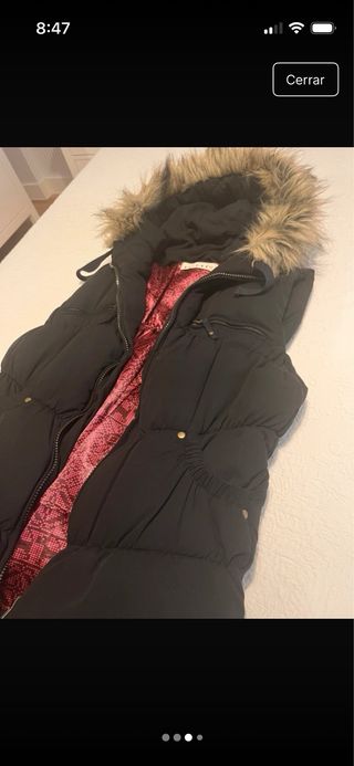 Chaleco entallado con capucha y pelo