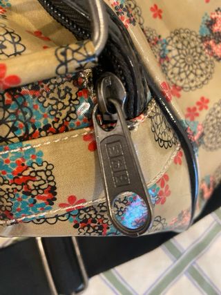 Bolsa de viaje beige y multicolor