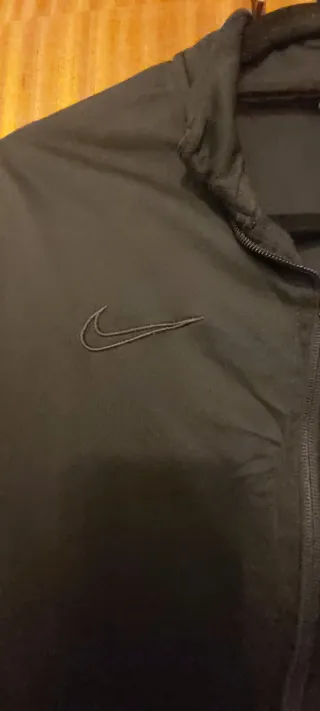 Chaqueta deportiva Nike  SIMILAR DE MADURO