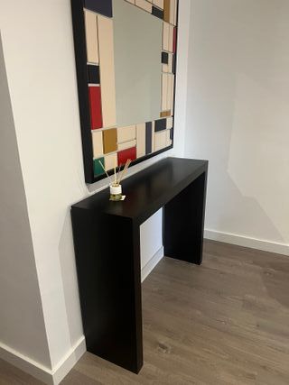 Espejo moderno y mueble de entrada negro