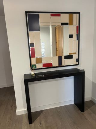 Espejo moderno y mueble de entrada negro