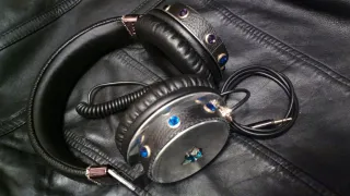 Auriculares negros con adornos