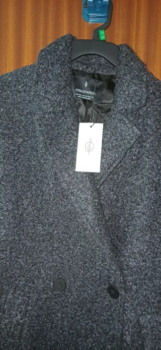 Abrigo jaspeado nuevo  Conserva etiqueta.  A estre