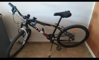 Bicicleta de montaña negra