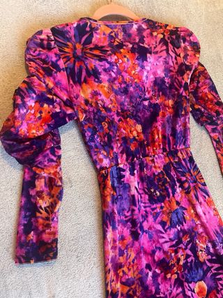 Vestido estampado floral con escote elegante