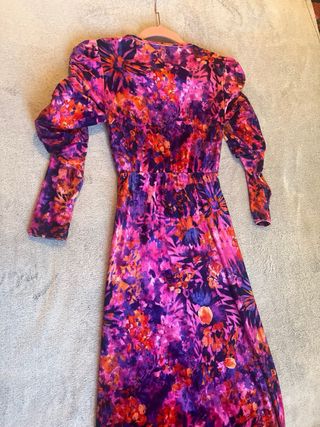 Vestido estampado floral con escote elegante