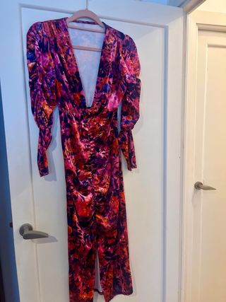 Vestido estampado floral con escote elegante