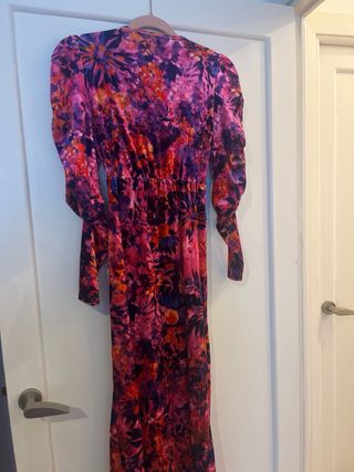 Vestido estampado floral con escote elegante