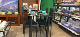 Comedor cristal negro y sillas polipiel negro