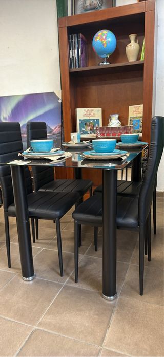 Comedor cristal negro y sillas polipiel negro