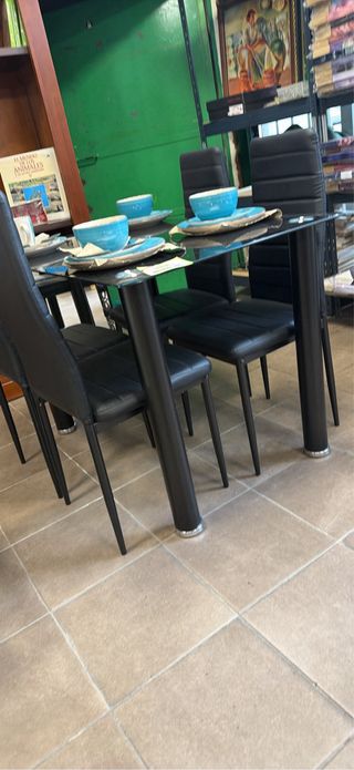 Comedor cristal negro y sillas polipiel negro