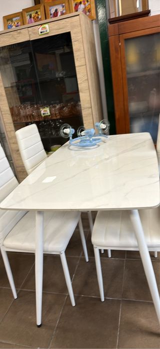 Comedor moderno blanco y madera