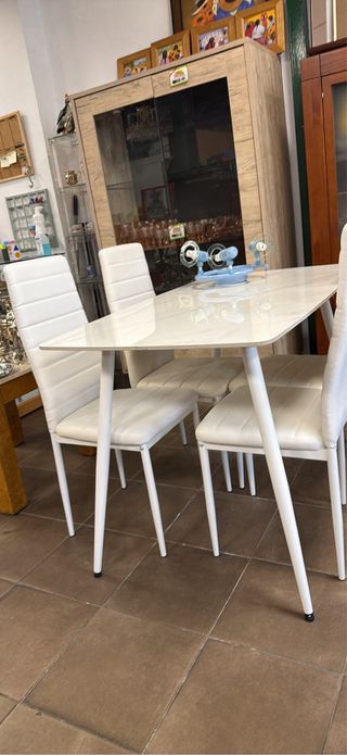 Comedor moderno blanco y madera