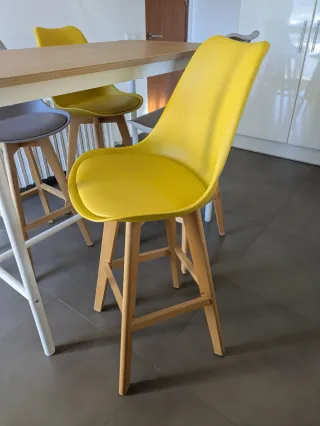 Mesa alta IKEA y 4 taburetes SKLUM