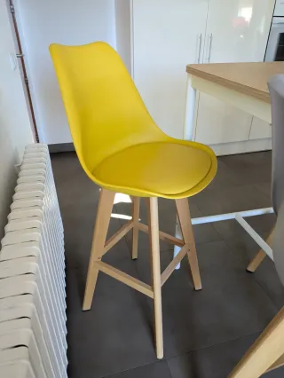 Mesa alta IKEA y 4 taburetes SKLUM