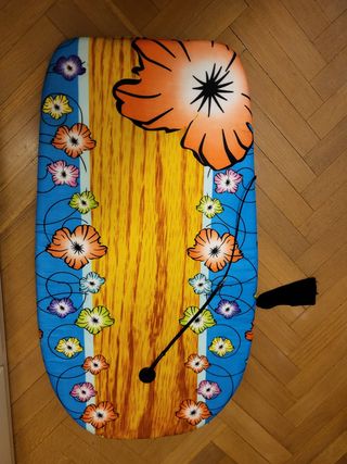 Tabla de surf con diseño floral