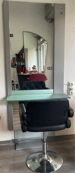 Tocador de peluquería con espejo