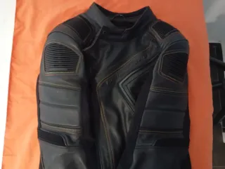 Chaqueta cuero Harley.Coderas, hombros y espaldera