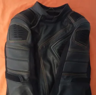 Chaqueta cuero Harley.Coderas, hombros y espaldera