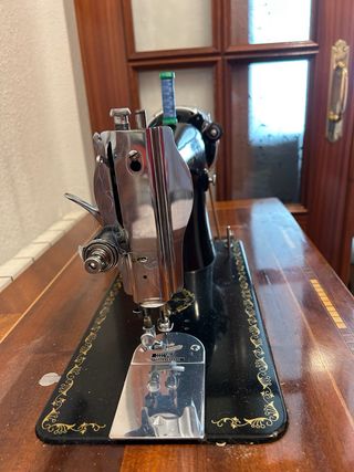 Máquina de coser ALFA madera y metal