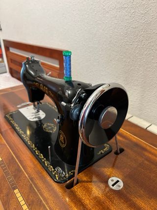 Máquina de coser ALFA madera y metal
