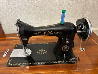 Máquina de coser ALFA madera y metal