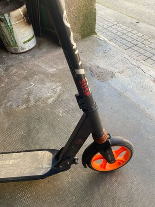 Patinete infantil negro y naranja