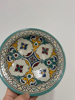 Plato artesanal de barro decorado