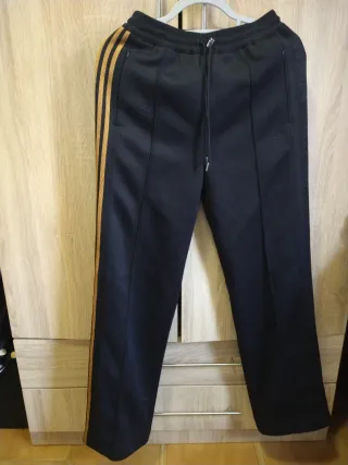 Pantalón deportivo Adidas negro y dorado