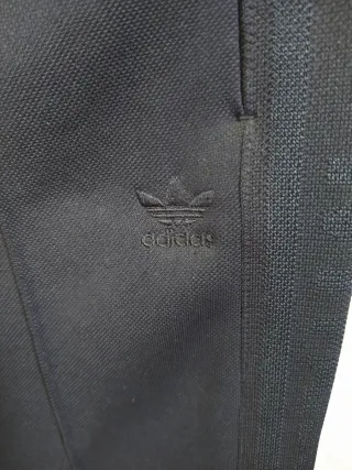 Pantalón deportivo Adidas negro y dorado