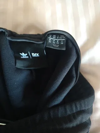 Pantalón deportivo Adidas negro y dorado