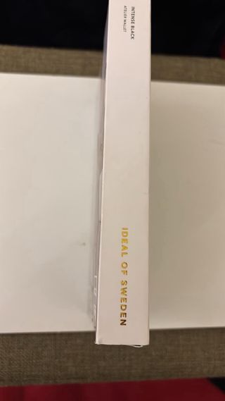 Cover libro IDEAL OF SWEDEN Intense Black iPhone 1