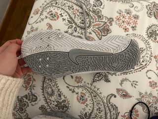 Zapatillas deportivas Nike grises y blancas