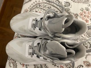 Zapatillas deportivas Nike grises y blancas