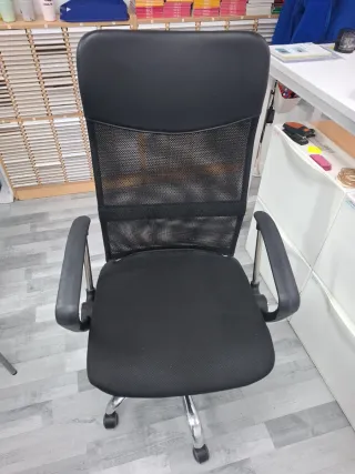 Silla de oficina ergonómica negra