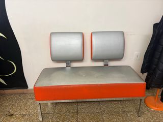 Sofá de recepción gris y naranja