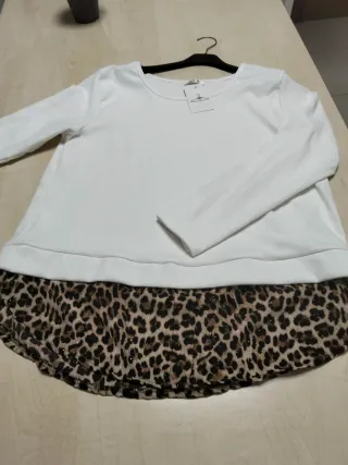 Jersey blanco con estampado animal