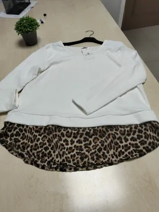 Jersey blanco con estampado animal