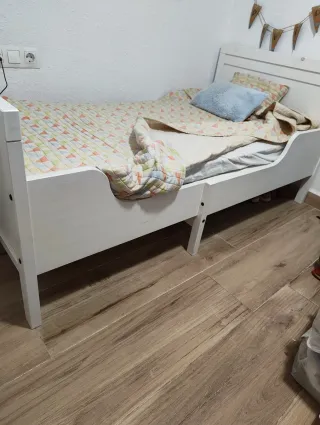 Cama infantil blanca Sundvik Ikea colcha y colchón