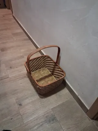 Cesta de mimbre cuadrada con asa