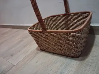 Cesta de mimbre cuadrada con asa