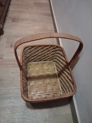 Cesta de mimbre cuadrada con asa