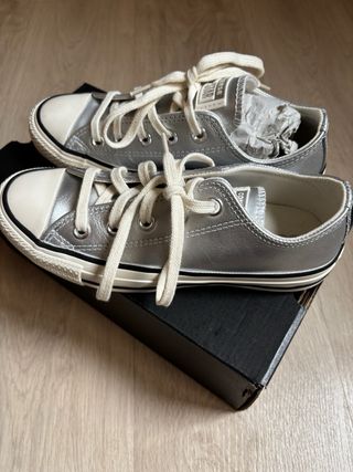 Zapatillas Converse plateadas bajas