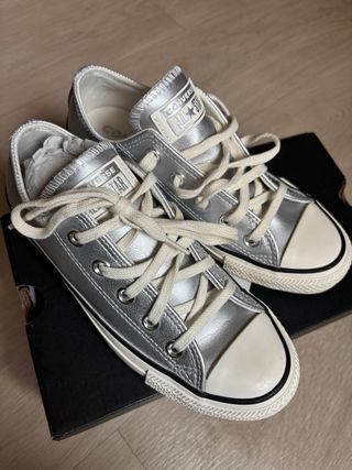 Zapatillas Converse plateadas bajas