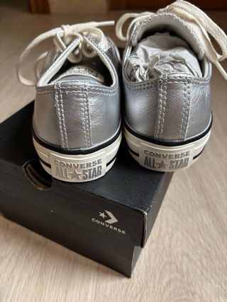 Zapatillas Converse plateadas bajas