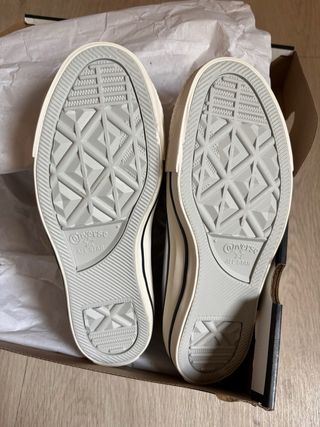 Zapatillas Converse plateadas bajas