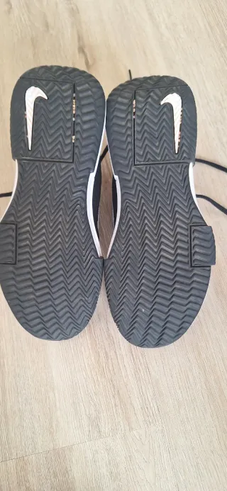 Zapatillas Nike Tenis Tierra Negras Blancas