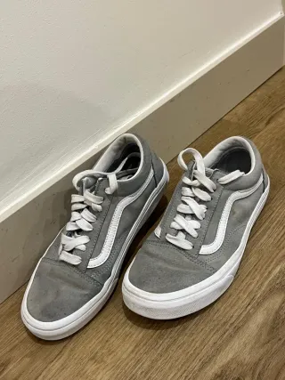 Zapatillas Vans grises y blancas