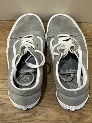 Zapatillas Vans grises y blancas